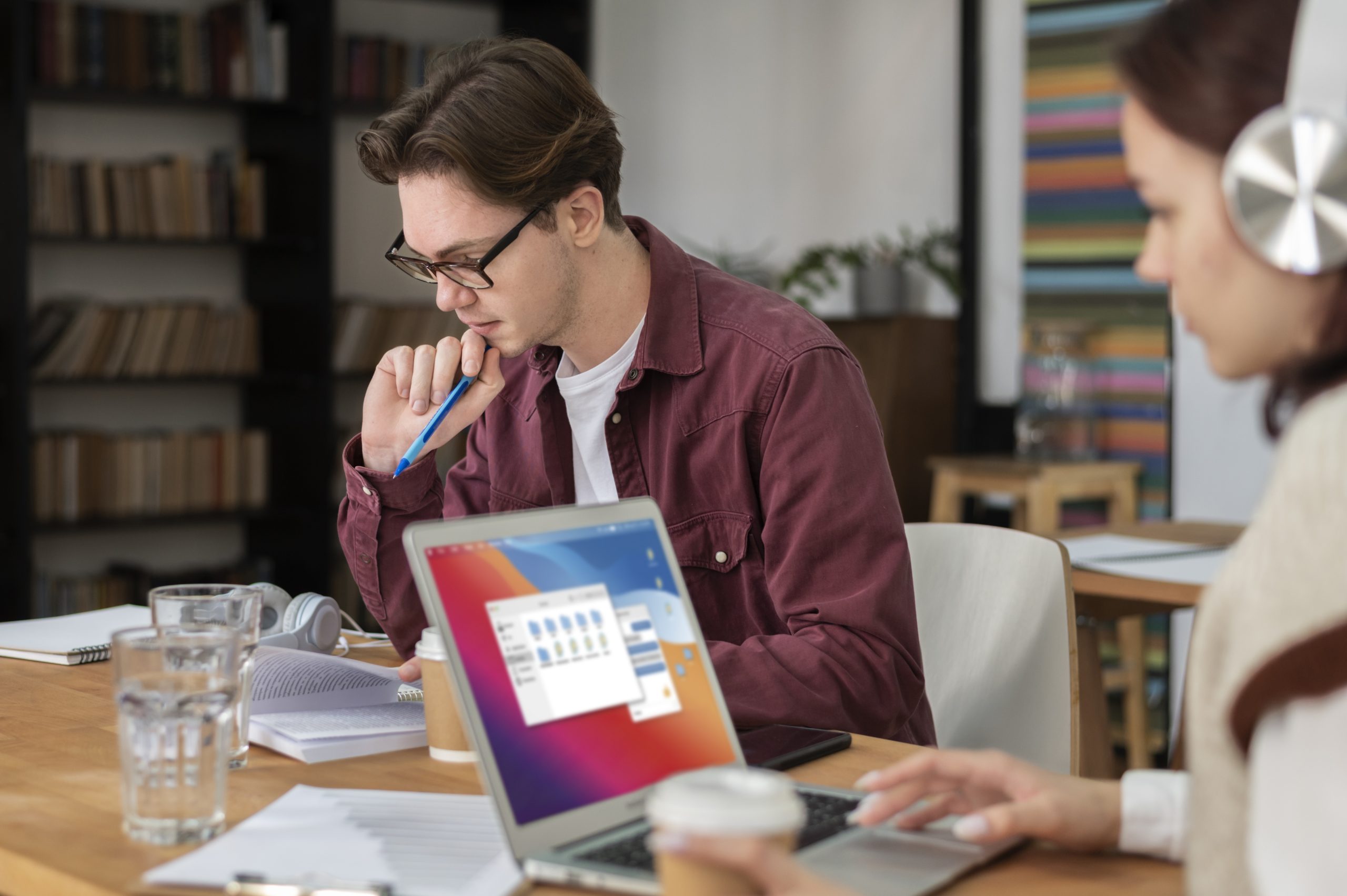 The SPSS software interface showing a data view and a generated output chart.